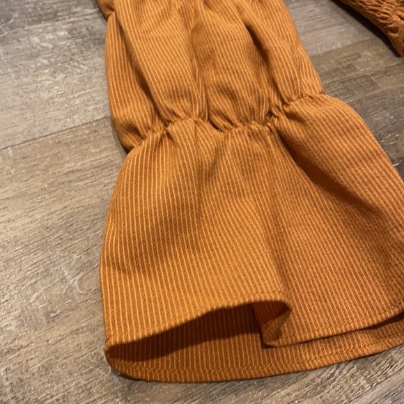 Crop with puff sleeves. - Picture 3 of 5